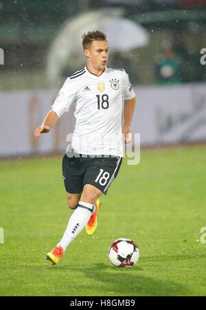 Serravalle, San Marino. 11. November 2016. Joshua KIMMICH, DFB 18 Action mit Ball, ganze Figur, Release, Einzelbild, Porträt, Aktion, Ganzkörper, Einzellader, Action Ball Annahme, Bearbeitung, SAN MARINO - Deutschland 0-8 ball Welt Cup Qualifikation am 11. November 2016 in San Marino, Italien Fotograf Credit: Peter Schatz/Alamy Live News Stockfoto