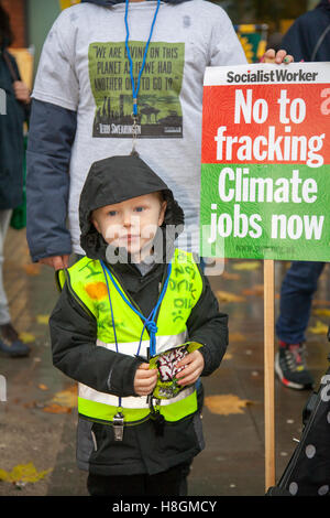 Manchester, UK. 12. November 2016. Eine massive Anti-Fracking-Demo findet statt in Manchester Piccadilly Gardens. 4 Jahre alte Jacob mit seiner Mama machen abgebildet seine junge Stimme gehört. {MODEL-RELEASE] Bildnachweis: Mediaworld Bilder/Alamy Live-Nachrichten Stockfoto