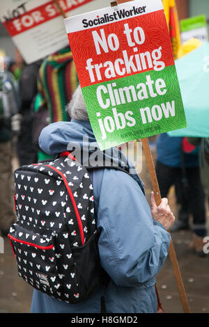 Manchester, Großbritannien. 12 Nov, 2016. Socialist Worker, Nein zu Fracking; Klima Jobs jetzt.. Eine massive Anti-fracking Demo findet in Piccadilly, Manchester. Demonstranten, mit Postern und Plakaten, versammelt, um gegen die jüngste Ausgabe von Fracking Lizenzen an Unternehmen in der Shale Gas Industrie zu kämpfen. Die umstrittene fracturing Methode gefangen Erdgas zu lösen gegenübergestellt hat heftige Opposition von den Bewohnern der betroffenen Gebiete. Credit: Mediaworld Images/Alamy leben Nachrichten Stockfoto