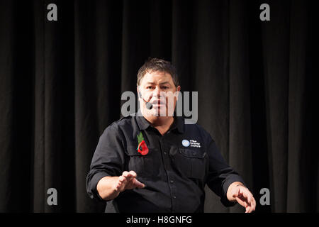 Birmingham, Vereinigtes Königreich. 12. November 2016. Classic Motor Show 2016 im NEC in Birmingham. Mike Brewer auf der Live-Wheeler-Händler-Bühne im Gespräch mit den öffentlichen Kredit: Steven Reh/Alamy Live News Stockfoto