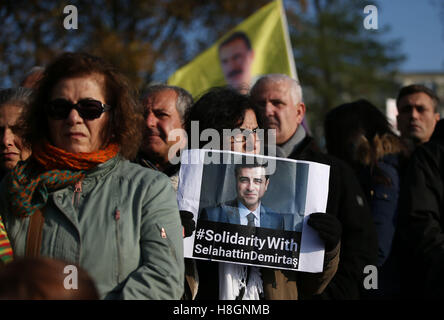 Köln, Deutschland. 12. November 2016. Kurden und Aleviten demonstrieren gegen die Inhaftierung von HDP Co-Leader Selahattin Demirtas in Köln, Deutschland, 12. November 2016. Rund 10.000 versammelten sich Aleviten und Kurden zu einer Demonstration gegen türkische Präsident Erdogan in Köln. Foto: OLIVER BERG/Dpa/Alamy Live News Stockfoto