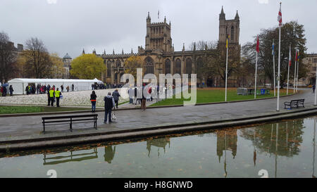 Bristol, UK. 12. November 2016. Verkleidungen an der Somme. Bristol auf College Green, handgenäht, ummantelte Zahlen heraus auf die Grüne vor der Kathedrale von Bristol vorgesehen werden, Dar 19,240 getötet am ersten Tag an der Somme. Robert Timoney/AlamyLiveNews Stockfoto