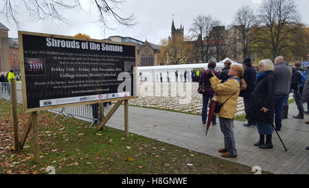 Bristol, UK. 12. November 2016. Verkleidungen an der Somme. Bristol auf College Green, handgenäht, ummantelte Zahlen heraus auf die Grüne vor der Kathedrale von Bristol vorgesehen werden, Dar 19,240 getötet am ersten Tag an der Somme. Robert Timoney/AlamyLiveNews Stockfoto