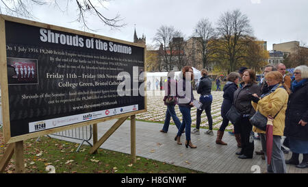 Bristol, UK. 12. November 2016. Verkleidungen an der Somme. Bristol auf College Green, handgenäht, ummantelte Zahlen heraus auf die Grüne vor der Kathedrale von Bristol vorgesehen werden, Dar 19,240 getötet am ersten Tag an der Somme. Robert Timoney/AlamyLiveNews Stockfoto