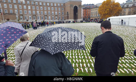 Bristol, UK. 12. November 2016. Verkleidungen an der Somme. Bristol auf College Green, handgenäht, ummantelte Zahlen heraus auf die Grüne vor der Kathedrale von Bristol vorgesehen werden, Dar 19,240 getötet am ersten Tag an der Somme. Robert Timoney/AlamyLiveNews Stockfoto