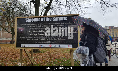 Bristol, UK. 12. November 2016. Verkleidungen an der Somme. Bristol auf College Green, handgenäht, ummantelte Zahlen heraus auf die Grüne vor der Kathedrale von Bristol vorgesehen werden, Dar 19,240 getötet am ersten Tag an der Somme. Robert Timoney/AlamyLiveNews Stockfoto