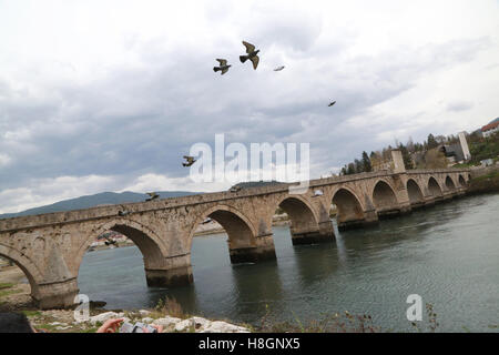 Sarajevo. 6. November 2016. Foto aufgenommen am 6. November 2016 zeigt die Mehmed Pasa Sokolovic Brücke am Fluss Drina in Visegrad, etwa 120 km östlich von Sarajevo, Bosnien und Herzegowina. Mehmed Pasa Sokolovic Brücke ist eine 179,5 Meter langen historischen Brücke. Es wurde im Jahre 1577 von dem osmanischen Hofarchitekten Mimar Sinan in der Größenordnung von Grand Vizier Mehmed Pasa Sokolovic abgeschlossen. Die Anlage in seiner 2007 World Heritage List der UNESCO. © Haris Memija/Xinhua/Alamy Live-Nachrichten Stockfoto