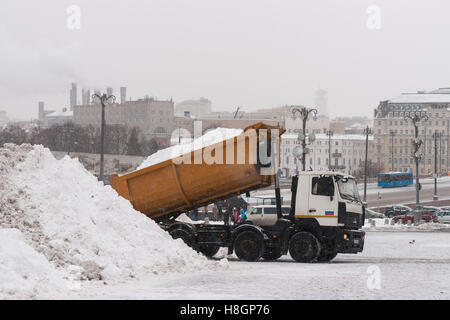 Moskau, Russland. Samstag, 12. November 2016. Frühwinter in Moskau. Keine Sonne, bewölkt. Leichte frost bis zu-5 Grad Celsius (+ 23F) durch den Abend, stetige Schneefall, aber nicht sehr schwer. Ein Kipper oder LKW Deponien den Schnee auf Wassili Abstieg durch den Moskauer Kreml. Bildnachweis: Alex Bilder/Alamy Live-Nachrichten Stockfoto