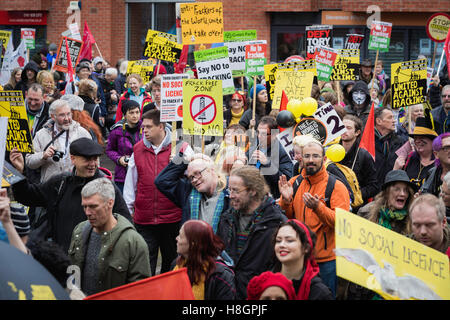 Manchester, UK. 12. November 2016. Plakate hoch gehalten während der United gegen Fracking-Demonstration. Bildnachweis: Andy Barton/Alamy Live-Nachrichten Stockfoto