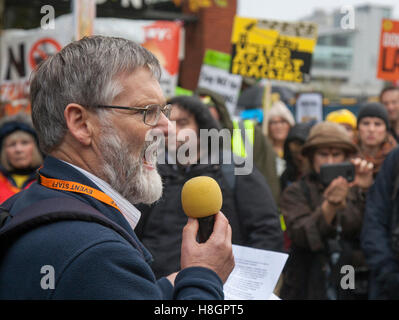 Manchester, UK. 12. November 2016. Eine massive Anti-Fracking-Demo findet statt in Manchester Piccadilly Gardens. Demonstranten versammelten sich zum Kampf gegen die jüngsten Vergabe von Fracking Lizenzen an Unternehmen der Shale-Gas-Industrie beteiligt. Die umstrittenen Fracking Methode auf PVS gefangen Erdgas hat heftigen Widerstand von den Bewohnern der betroffenen Gebiete konfrontiert. Bildnachweis: Mediaworld Bilder/Alamy Live-Nachrichten Stockfoto