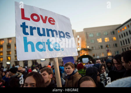 Berlin, Deutschland. 12. November 2016. Ein Demonstrant hält ein Schild mit "hasse Liebe Trumpf" an einer Protestkundgebung gegen US Präsident elect Donald Trump vor der amerikanischen Botschaft in Berlin, Deutschland, 12. November 2016 geschrieben. Foto: GREGOR FISCHER/Dpa/Alamy Live News Stockfoto