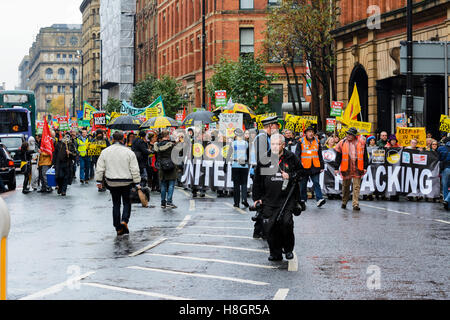 Manchester, UK. 12. November 2016. Eine geschätzte 1.500-2.000 Antifracking Demonstranten, darunter Bianca Jagger und Bez von Happy Mondays, trotzten dem Regen um durch Manchester Stadtzentrum Castlefields Arena zu marschieren, wo Bianca Jagger und Andy Burnham, Arbeits-Wartungstafel für Leigh und Labour Kandidat, der erste gewählte Bürgermeister von Greater Manchester bei der Bürgermeisterwahl Mai 2017 werden leidenschaftliche Reden gegen Fracking, die große Menschenmenge versammelt in der Arena gab. Andy Burnhams Wahlkreis von Leigh ist eine ehemalige Bergbaugebiet in Greater Manchester. Bildnachweis: Dave Ellison/Alamy Live-Nachrichten Stockfoto