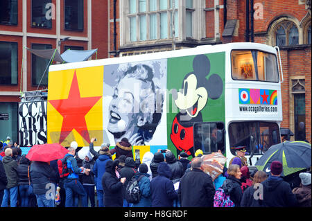 London, UK, zeigen 11.12.2016 schlechtem Wetter für die 2016 London Lord Mayor, wie Massen den Regen trotzen. Bildnachweis: JOHNNY ARMSTEAD/Alamy Live-Nachrichten Stockfoto