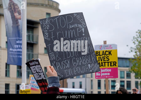 Bristol, UK. 12. November 2016. Eine Demonstration gegen die Wahl von Donald Trump als Präsident der USA fand im Zentrum Stadt. Die Demonstration wurde von stehen bis zum Rassismus Bristol über die Politik von Trump während seines Wahlkampfes vorgeschlagenen Protest organisiert. Bildnachweis: Keith Ramsey/Alamy Live-Nachrichten Stockfoto