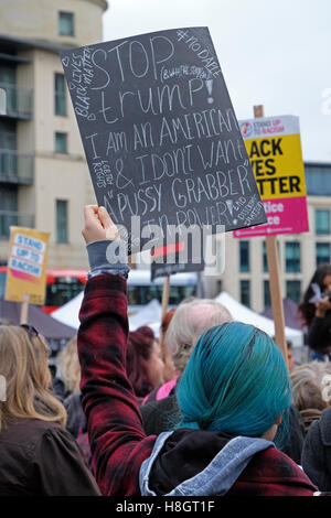 Bristol, UK. 12. November 2016. Eine Demonstration gegen die Wahl von Donald Trump als Präsident der USA fand im Zentrum Stadt. Die Demonstration wurde von stehen bis zum Rassismus Bristol über die Politik von Trump während seines Wahlkampfes vorgeschlagenen Protest organisiert. Bildnachweis: Keith Ramsey/Alamy Live-Nachrichten Stockfoto