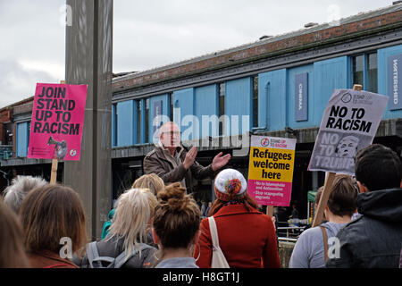 Bristol, UK. 12. November 2016. Eine Demonstration gegen die Wahl von Donald Trump als Präsident der USA fand im Zentrum Stadt. Die Demonstration wurde von stehen bis zum Rassismus Bristol über die Politik von Trump während seines Wahlkampfes vorgeschlagenen Protest organisiert. Bildnachweis: Keith Ramsey/Alamy Live-Nachrichten Stockfoto