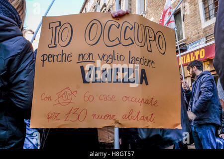 Venedig, Italien. 12. November 2016. Menschen tragen Koffer während einer Demonstration zum protest gegen die Entvölkerung von Venedig #Venexodus auf 12. November 2016 in Venedig, Italien. Bildnachweis: Stefano Mazzola / Erwachen / Alamy Live News Stockfoto