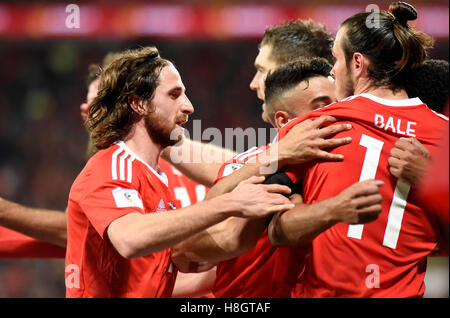 Cardiff, Wales, UK. 12. November 2016. Wales V Serbien FIFA World Cup Qualifier 2018 im Cardiff City Stadium: Joe Allen (links) gratuliert Gareth Bale von Wales, wie er seine ersten halben Tor für sein Land feiert. Bildnachweis: Phil Rees/Alamy Live-Nachrichten Stockfoto