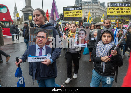 London, UK. 12. November 2016. Hunderte von Kurden und Türken marschieren durch London, Frieden und Demokratie in der Türkei gegen die Aktionen der Präsident Erdogan zu verteidigen. Einige trugen Fotografien von 9 m/s von der Opposition Menschen demokratische Partei (HDP) einschließlich ihrer zwei Führer, die verhaftet wurden. Seit dem schwachen militärischen Putschversuch im Juli, Erdogan und seine AKP-Regierung hat verhängte den Ausnahmezustand, Schließung von 170 Medien, verhaften 128 Journalisten, spülen mindestens 110.000 Beschäftigten im öffentlichen Dienst einschließlich 11.000 Lehrer, 11 kurdische Städte bombardiert und verhaftet Bürgermeister, zwingen Stockfoto