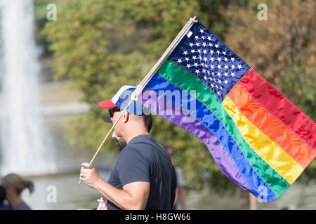 Los Angeles, Kalifornien, USA. 12. November 2016. Trump Demonstranten halten Rallye und März in Downtown Los Angeles. Menge schätzungsweise 8000 Demonstranten von der Los Angeles Polizei Kredit: Chester Brown/Alamy Live News Stockfoto