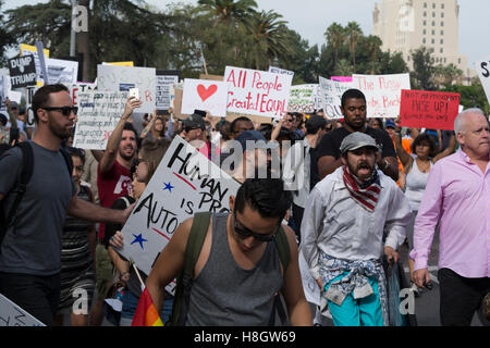 Los Angeles, Kalifornien, USA. 12. November 2016. Trump Demonstranten halten Rallye und März in Downtown Los Angeles. Menge schätzungsweise 8000 Demonstranten von der Los Angeles Polizei Kredit: Chester Brown/Alamy Live News Stockfoto