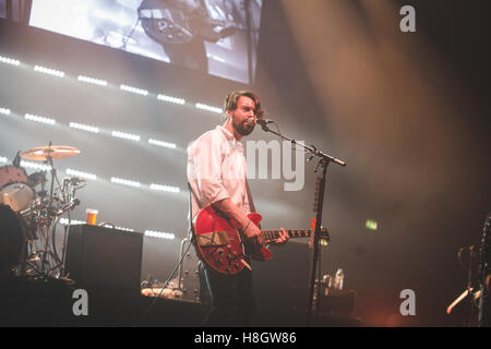 London, UK. 12. November 2016. Liam Fray, Mark Cuppello, Daniel Conan Moores und Michael Campbell von der Manchester-Indie-Rock-Band, The Courteeners, führen Sie an der Brixton O2 Academy in London auf ihre 2016 UK Tour Kredit: Myles Wright/ZUMA Draht/Alamy Live News Stockfoto