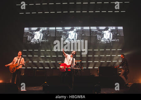 London, UK. 12. November 2016. Liam Fray, Mark Cuppello, Daniel Conan Moores und Michael Campbell von der Manchester-Indie-Rock-Band, The Courteeners, führen Sie an der Brixton O2 Academy in London auf ihre 2016 UK Tour Kredit: Myles Wright/ZUMA Draht/Alamy Live News Stockfoto