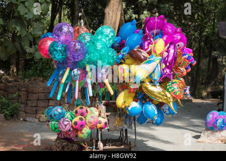 Benaulim, Goa, Indien. Samstag, 12. November 2016.Toy Verkäufer beim katholischen Kirche Festival in Süd-Goa, Indien-Credit: WansfordPhoto/Alamy Live News Stockfoto