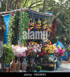 Benaulim, Goa, Indien. Samstag, 12. November 2016. Blume Stall Stall auf der Straße während der katholischen Kirche Festival in Süd-Goa, Indien-Credit: WansfordPhoto/Alamy Live News Stockfoto