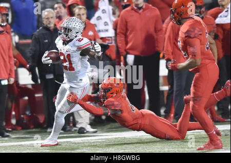 College Park, Maryland, USA. 12. November 2016. Ohio State Buckeyes Wide Receiver PARRIS CAMPBELL (21) versucht, durch einen Zweikampf von Maryland Terrapins defensive zurück ELIJAH DANIELS (12) bei einem Spiel im Stadion von Maryland in College Park, MD. Ohio State schlagen Maryland 62-3. © Ken Inness/ZUMA Draht/Alamy Live-Nachrichten Stockfoto