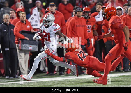 College Park, Maryland, USA. 12. November 2016. Ohio State Buckeyes Wide Receiver PARRIS CAMPBELL (21) versucht, durch einen Zweikampf von Maryland Terrapins defensive zurück ELIJAH DANIELS (12) bei einem Spiel im Stadion von Maryland in College Park, MD. Ohio State schlagen Maryland 62-3. © Ken Inness/ZUMA Draht/Alamy Live-Nachrichten Stockfoto
