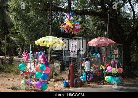 Benaulim, Goa, Indien. Samstag, 12. November 2016.Toy Verkäufer beim katholischen Kirche Festival in Süd-Goa, Indien-Credit: WansfordPhoto/Alamy Live News Stockfoto