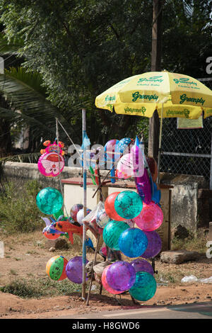 Benaulim, Goa, Indien. Samstag, 12. November 2016.Toy Verkäufer beim katholischen Kirche Festival in Süd-Goa, Indien-Credit: WansfordPhoto/Alamy Live News Stockfoto