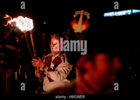 East Hoathly, UK. 12. November 2016. East Hoathly & Halland Karneval - Lagerfeuer für Erinnerung Parade. Jedes Jahr Tausende von Zuschauer strömen in East Sussex-Dorf in der Nähe von Lewes, die Prozession der Bazing Feuer Banner auf die Lagerfeuer-Website zu sehen. Sie führen auch Mohn, die jeweils darstellt und erinnert sich an einen Dorfbewohner, die in den beiden Weltkriegen verloren. Bildnachweis: Jim Holden/Alamy Live-Nachrichten Stockfoto