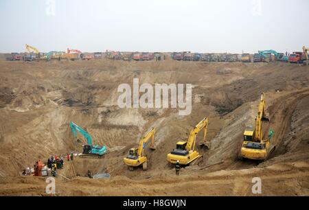 Peking, Provinz Hebei. 10. November 2016. Retter arbeitest du die Rescue-Site im Zhongmengchang Dorf Lixian County in Baoding, Provinz Hebei North China, 10. November 2016. Der junge, der am Sonntag in den 40 Meter tiefen trockenen Brunnen fiel, wurde tot am Donnerstagabend in Lixian County, Hebei Baoding Stadt nach Such-und Rettungsteams gefunden gesucht hatte für ihn mehr als 100 Stunden. © Wang Xiao/Xinhua/Alamy Live-Nachrichten Stockfoto