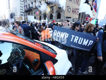 New York, USA. 12. November 2016. Menschen marschieren auf der Fifth Avenue in Richtung Trump Tower, gewählter Präsident Donald J. Trump am 12. November 2016 in New York City zu verurteilen.  Foto: Sean Drakes/Alamy Live-Nachrichten Stockfoto