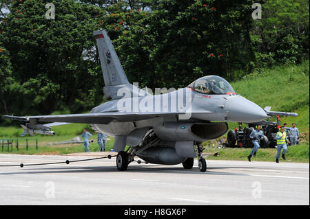 Singapur. 12. November 2016. Ein Kampfflugzeug f-16 der Republik der Singapur Luftwaffe (RSAF) landet während einer Probe der Übung Torrent auf Singapurs Lim Chu Kang Straße, 12. November 2016. Republic of Singapore Air Force (RSAF) Sonntag durchgeführten Übung Torrent, bei der eine öffentliche Straße in eine Landebahn für Flugzeuge Start- und Landegebühren umgewandelt wurde. Die Alternative Start-und Landebahn-Übung, die letzte war im Jahr 2008 durchgeführten und ist jetzt in seiner siebten Auflage, soll RSAFs Flugzeug Abflug und Landung Fähigkeit zu erhöhen. © Dahin Chih Wey/Xinhua/Alamy Live-Nachrichten Stockfoto