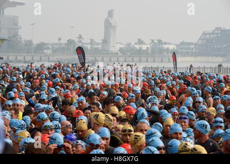 Xiamen, China Fujian Provinz. 13. November 2016. Teilnehmer warten auf den Beginn des 2016 Ironman 70.3 Xiamen Wettbewerbs in Xiamen, Südost-China Fujian Provinz, 13. November 2016. © Jiang Kehong/Xinhua/Alamy Live-Nachrichten Stockfoto