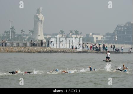 Xiamen, China Fujian Provinz. 13. November 2016. Die Teilnehmer schwimmen während des 2016 Ironman 70.3 Xiamen-Wettbewerbs in Xiamen, Südost-China Fujian Provinz, 13. November 2016. © Jiang Kehong/Xinhua/Alamy Live-Nachrichten Stockfoto