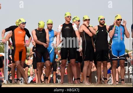 Xiamen, China Fujian Provinz. 13. November 2016. Teilnehmer warten auf den Beginn des 2016 Ironman 70.3 Xiamen Wettbewerbs in Xiamen, Südost-China Fujian Provinz, 13. November 2016. © Jiang Kehong/Xinhua/Alamy Live-Nachrichten Stockfoto