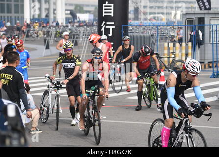 Xiamen, China Fujian Provinz. 13. November 2016. Teilnehmer konkurrieren während der 2016 Ironman 70.3 Xiamen Wettbewerb in Xiamen, Südost-China Fujian Provinz, 13. November 2016. © Lin Shanchuan/Xinhua/Alamy Live-Nachrichten Stockfoto