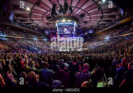 Eddie Alvarez (rote Handschuhe) vs. Conor "The Notorious" McGregor (blaue Handschuhe) bei UFC 205 im Madison Square Garden. Stockfoto