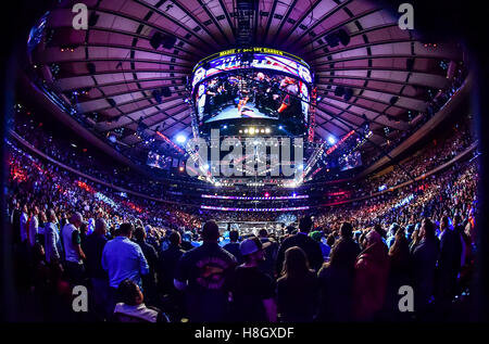 Eddie Alvarez (rote Handschuhe) vs. Conor "The Notorious" McGregor (blaue Handschuhe) bei UFC 205 im Madison Square Garden. Stockfoto