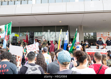 Los Angeles, Kalifornien, USA. 12. November 2016. Ron Gochez, Organizer für Union del Barrio, befasst sich mit die Masse der Anti-Trump Demonstranten auf das Federal Building in der Innenstadt von Los Angeles.  Tausende von Menschen marschierten durch die Straßen von Los Angeles von MacArthur Park, das Federal Building in Protest von Donald Trump, der neue Präsident der Vereinigten Staaten. Bildnachweis: Sheri Determan / Alamy Live News Stockfoto