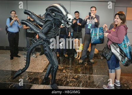 Vancouver, Kanada. 12. November 2016. Eine Person, die verkleidet als "Fremd" Charakter teilnehmen die Fan Expo Convention in Vancouver, Kanada, 12. November 2016. © Liang Sen/Xinhua/Alamy Live-Nachrichten Stockfoto