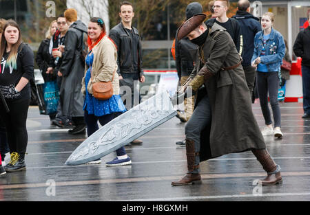 Vancouver, Kanada. 12. November 2016. Ein Cosplayer in Kostüm posiert für Fotos bei der Fan Expo Convention in Vancouver, Kanada, 12. November 2016. © Liang Sen/Xinhua/Alamy Live-Nachrichten Stockfoto