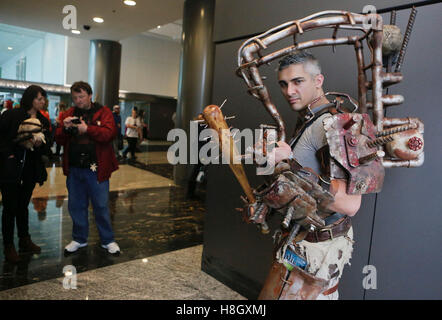 Vancouver, Kanada. 12. November 2016. Ein Cosplayer in Kostüm posiert für Fotos bei der Fan Expo Convention in Vancouver, Kanada, 12. November 2016. © Liang Sen/Xinhua/Alamy Live-Nachrichten Stockfoto