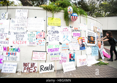 Los Angeles, Kalifornien, USA. 12. November 2016. Anti-Trump Demonstranten Schilder an der Wand gegenüber der Federal Building in der Innenstadt von Los Angeles nach dem Marsch von MacArthur Park.  Bildnachweis: Sheri Determan / Alamy Live News Stockfoto