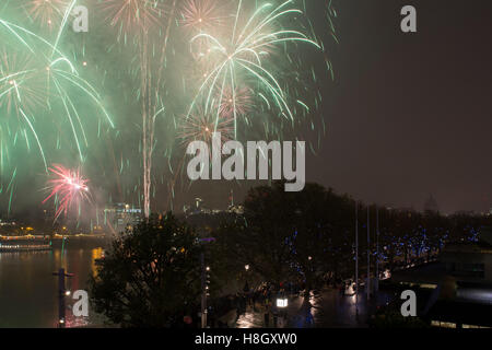 London, UK. 12. November 2016. Skyline-Blick von Menschen versammelten sich am Südufer der Themse, das Feuerwerk für den Herrn Bürgermeister Show am 12. November 2016 in London, England, Vereinigtes Königreich zu sehen. Bildnachweis: Michael Kemp/Alamy Live-Nachrichten Stockfoto