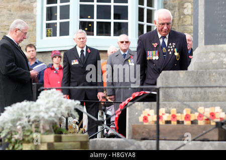 Kington, Herefordshire, England 13. November 2016. Ein Vertreter des Vereins Royal Naval legt einen Kranz am Kriegerdenkmal in Kington Herefordshire am Remembrance Day Sonntag. Foto-Steven Mai / Alamy Live News Stockfoto